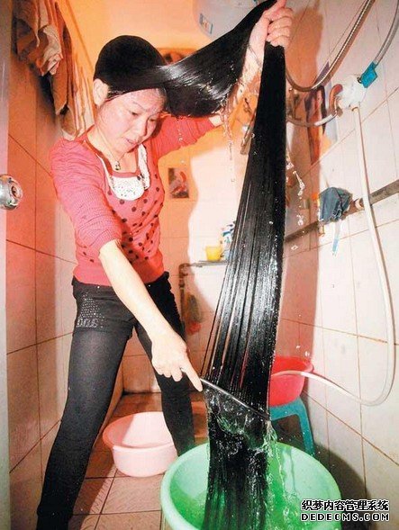 “长发婆”1.84米长秀发 她给头发喝啤酒