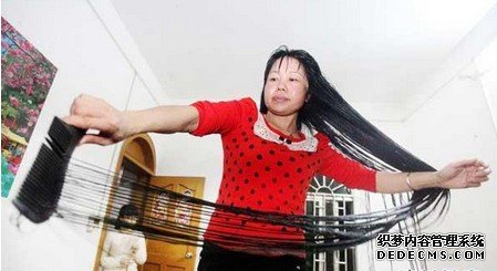 “长发婆”1.84米长秀发 她给头发喝啤酒