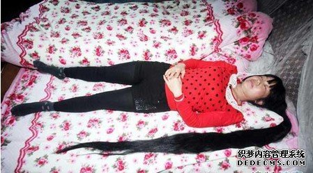 “长发婆”1.84米长秀发 她给头发喝啤酒