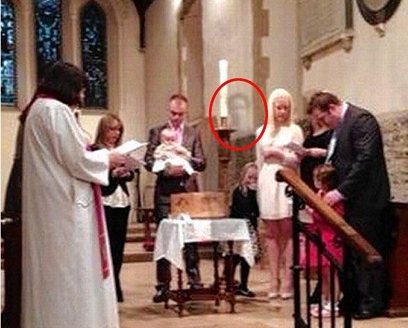 灵异怪事 已故祖父呈此刻孙女的照片里